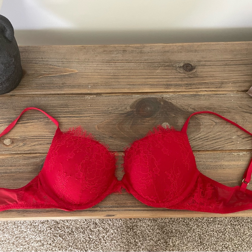 Red lace Victoria secret bra 32c/34b